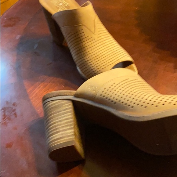 Sandals - Picture 2 of 8